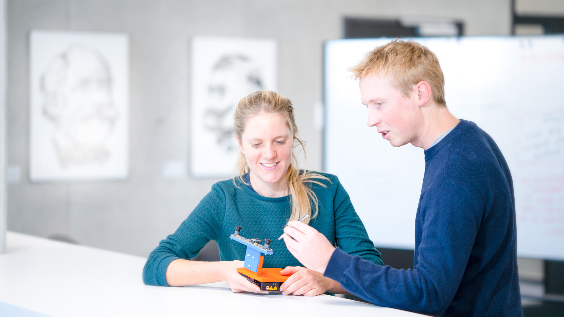 Zwei Wissenschaflter arbeiten an einem Prototypen im Labor